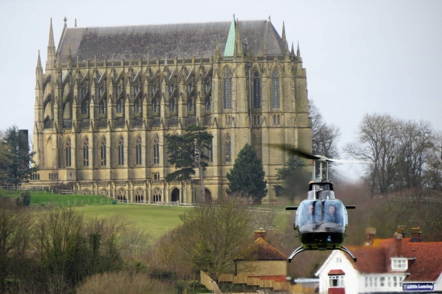 Personas volando en un helicóptero duranle un recorrido 